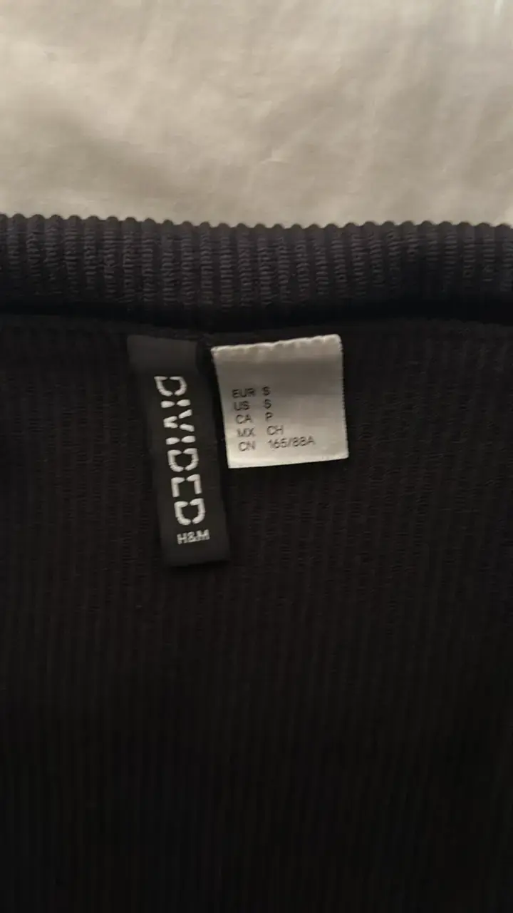 Top negro hombros descubiertos H&M - 2