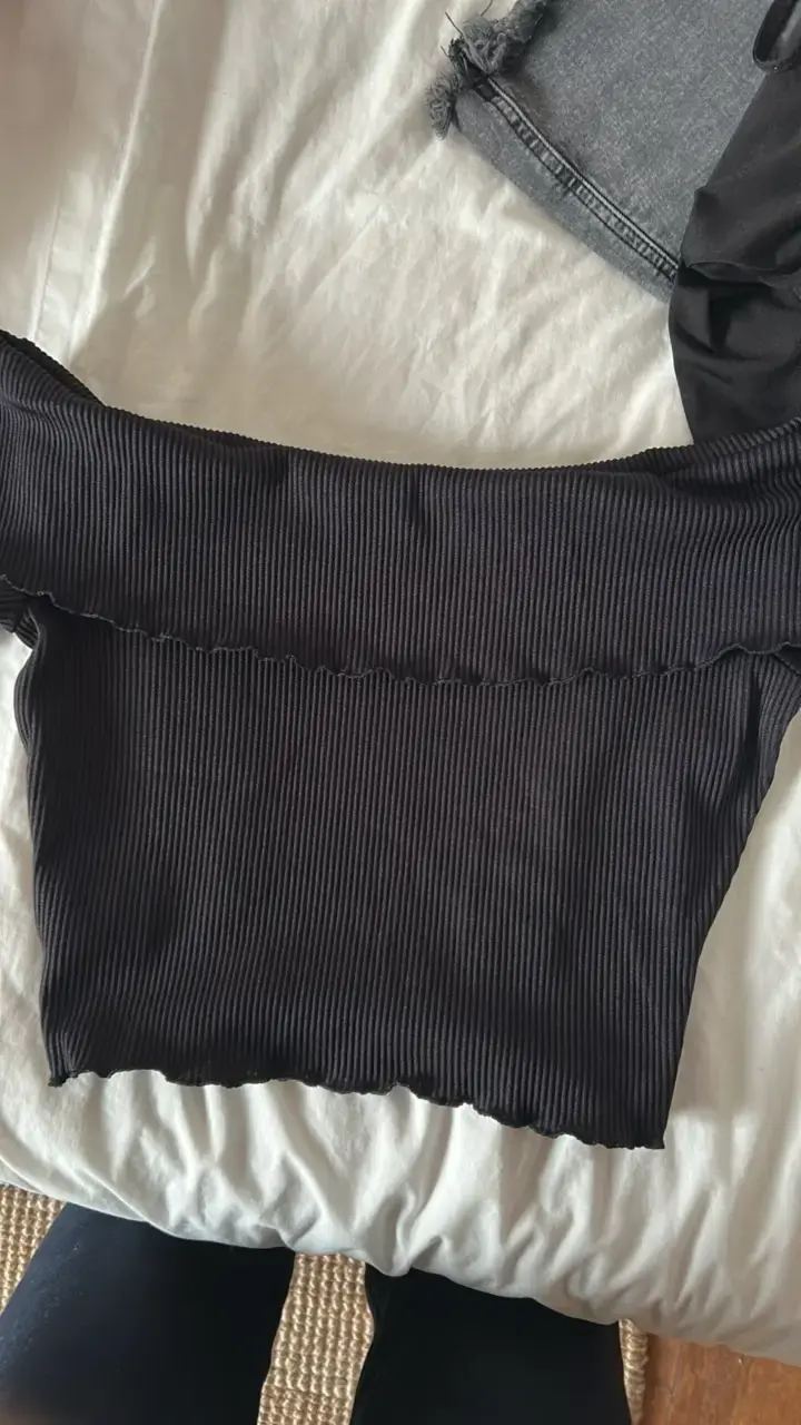 Top negro hombros descubiertos H&M - 3