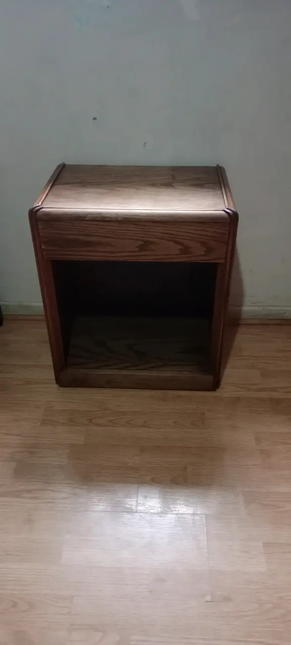 Mesa de noche de madera clásica