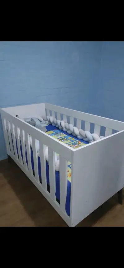 Cuna blanca para bebé - miniatura 1