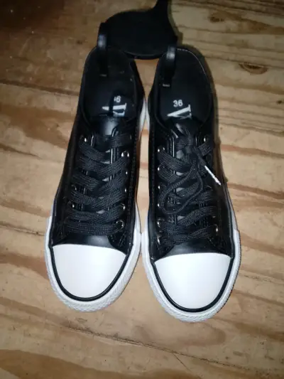 Zapatillas negras de lona estilo clásico - miniatura 2