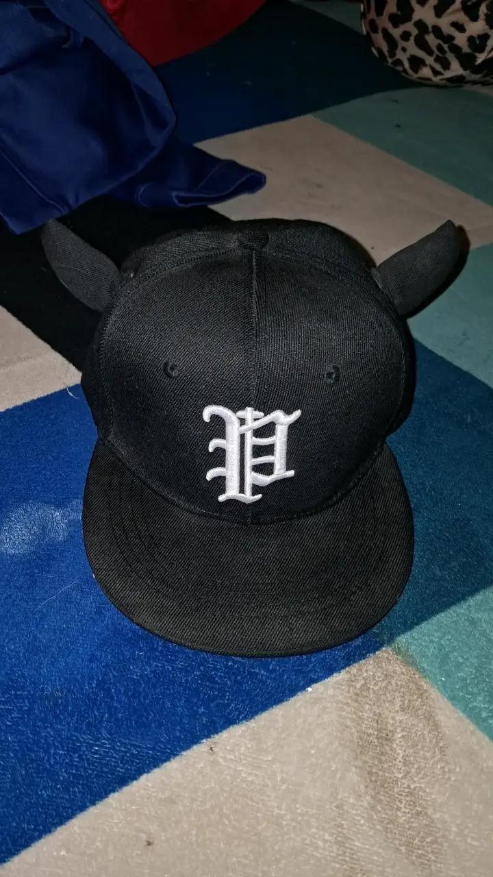 Gorra negra con orejas y letra bordada
