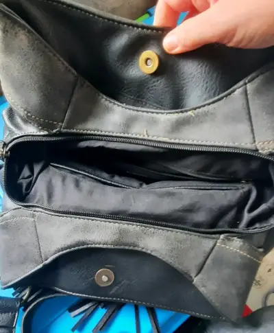 Cartera negra y gris de cuero con flecos - miniatura 4