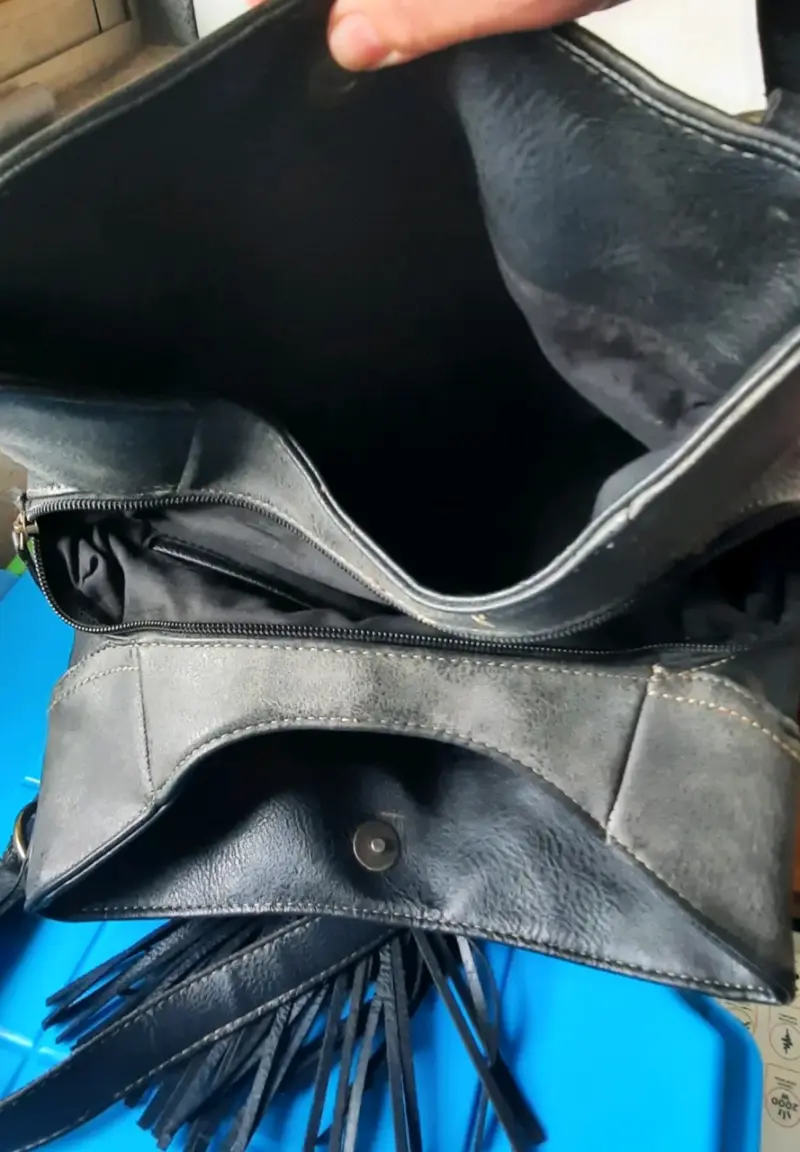 Cartera negra y gris de cuero con flecos - 5