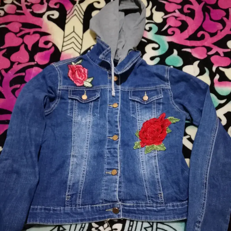 Chaqueta de mezclilla con capucha y bordado floral
