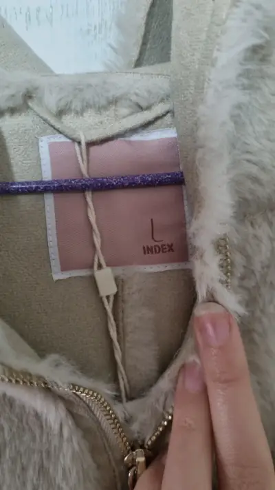 Chaqueta de peluche beige con capucha - miniatura 3