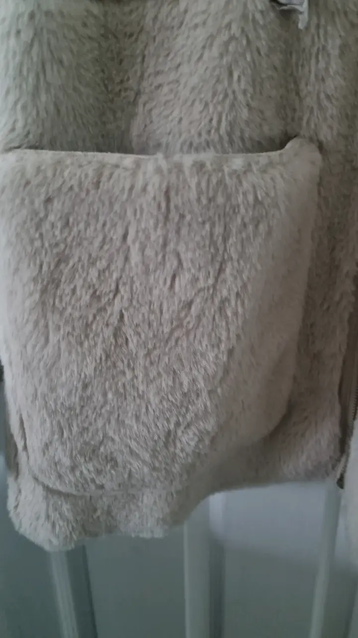 Chaqueta de peluche beige con capucha - 4