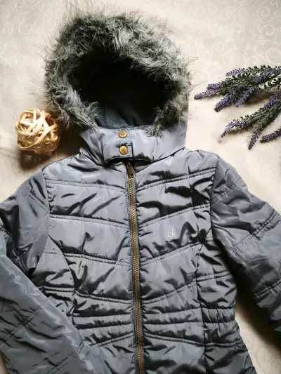 Chaqueta acolchada gris con capucha de piel sintética - miniatura 1