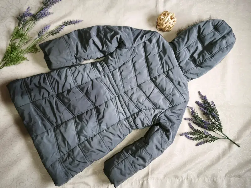 Chaqueta acolchada gris con capucha de piel sintética - 2
