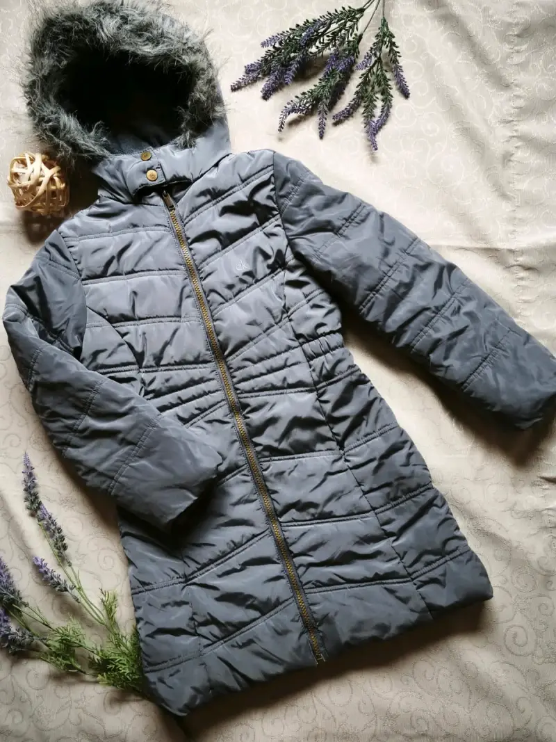 Chaqueta acolchada gris con capucha de piel sintética - 3