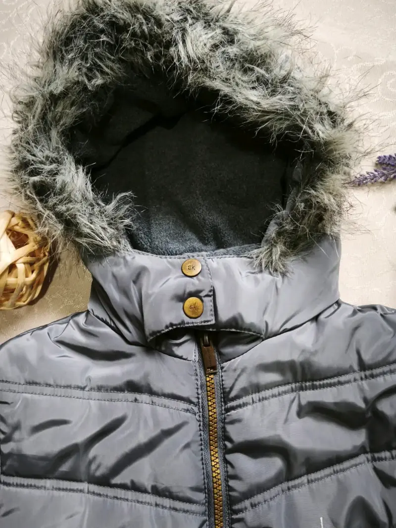 Chaqueta acolchada gris con capucha de piel sintética - 4