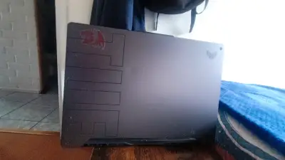 Laptop ASUS modelo FA506QM en buen estado - miniatura 2