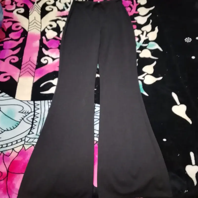Pantalones acampanados negros para mujer