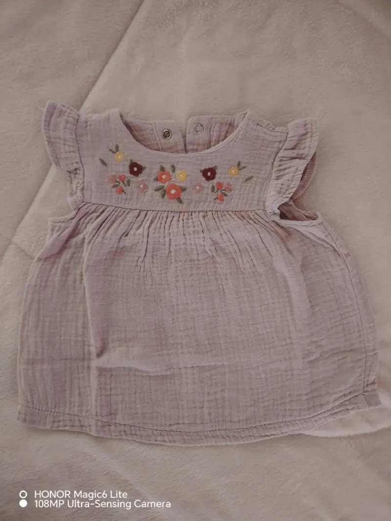 Vestido de bebé con bordado floral