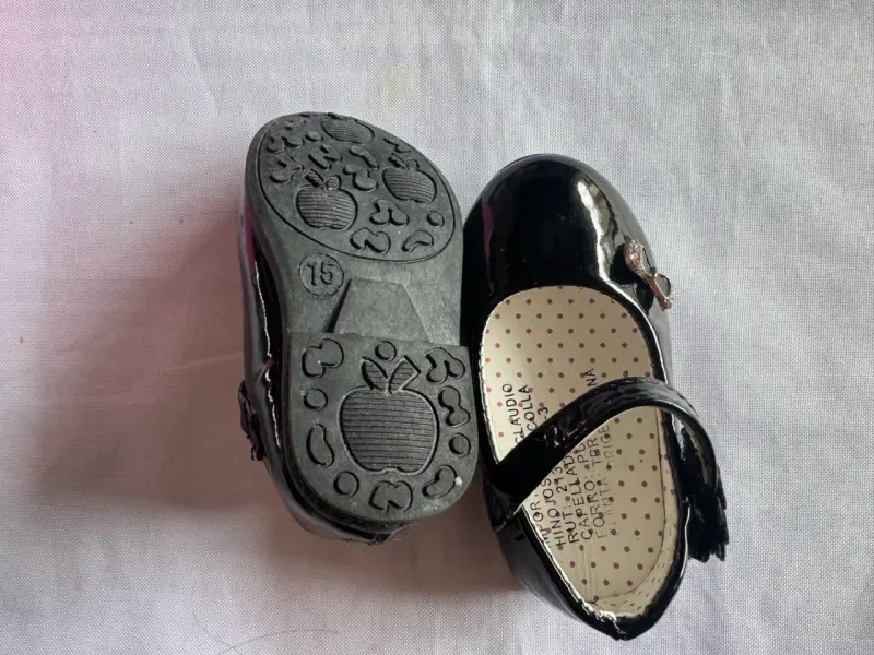 Zapatos de charol para niña con lazo negro - 1