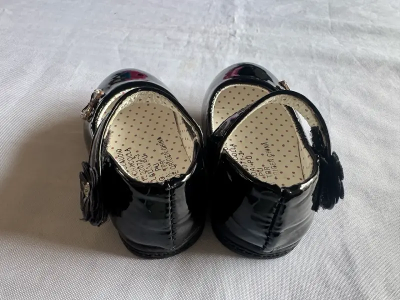 Zapatos de charol para niña con lazo negro - 2
