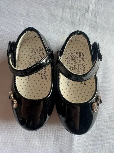 Zapatos de charol para niña con lazo negro - miniatura 4