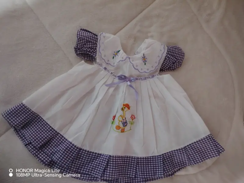 Vestido infantil con bordado floral y cuadros