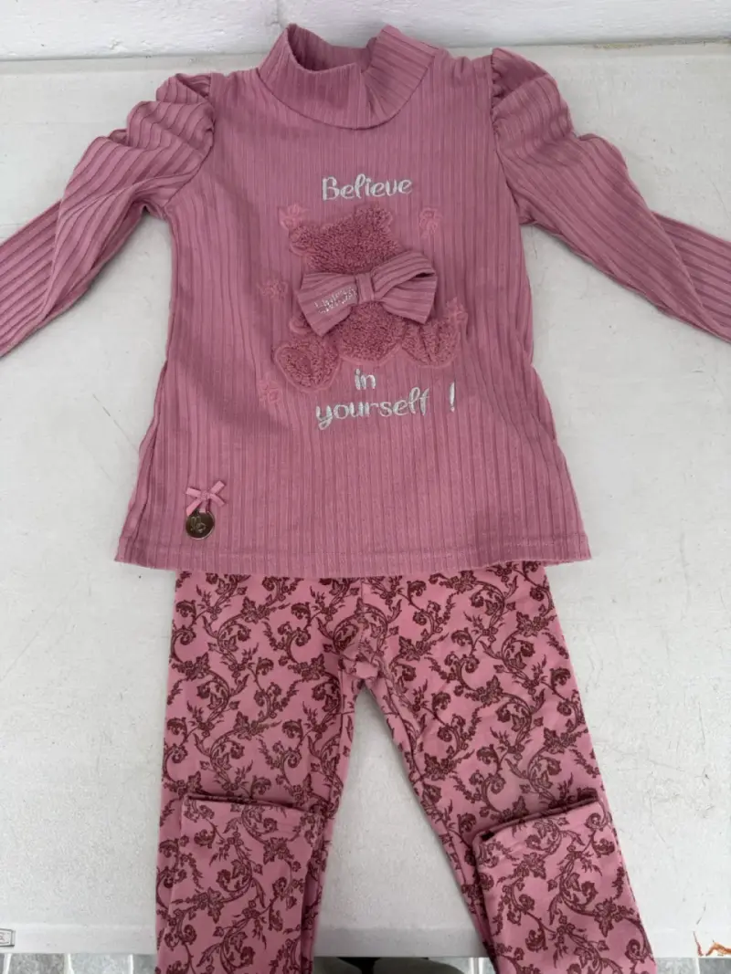 Conjunto infantil rosa con diseño de oso