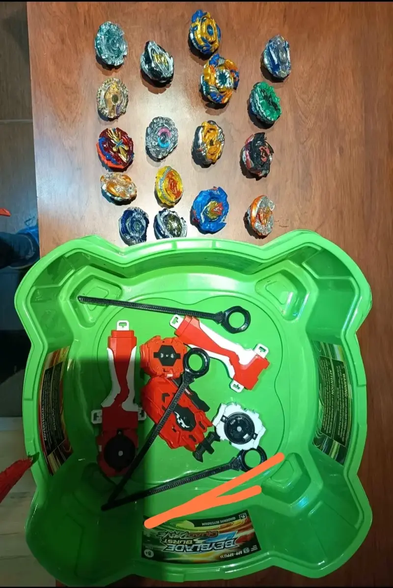 Set de Beyblades con estadio y lanzadores - 1