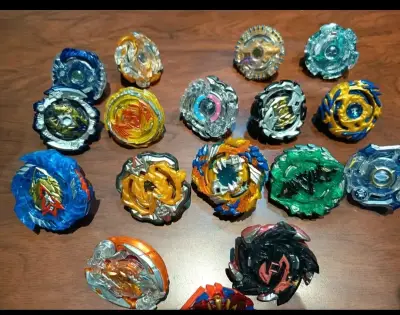 Set de Beyblades con estadio y lanzadores - miniatura 3