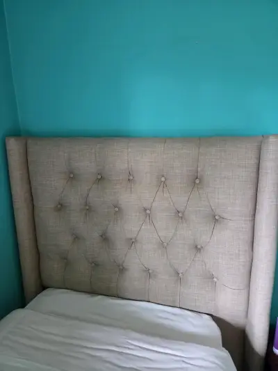 Cabecera de cama tapizada en lino beige - miniatura 1