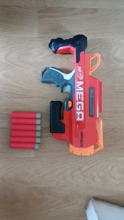 Lanzador Nerf Mega Bulldog con dardos - miniatura 1
