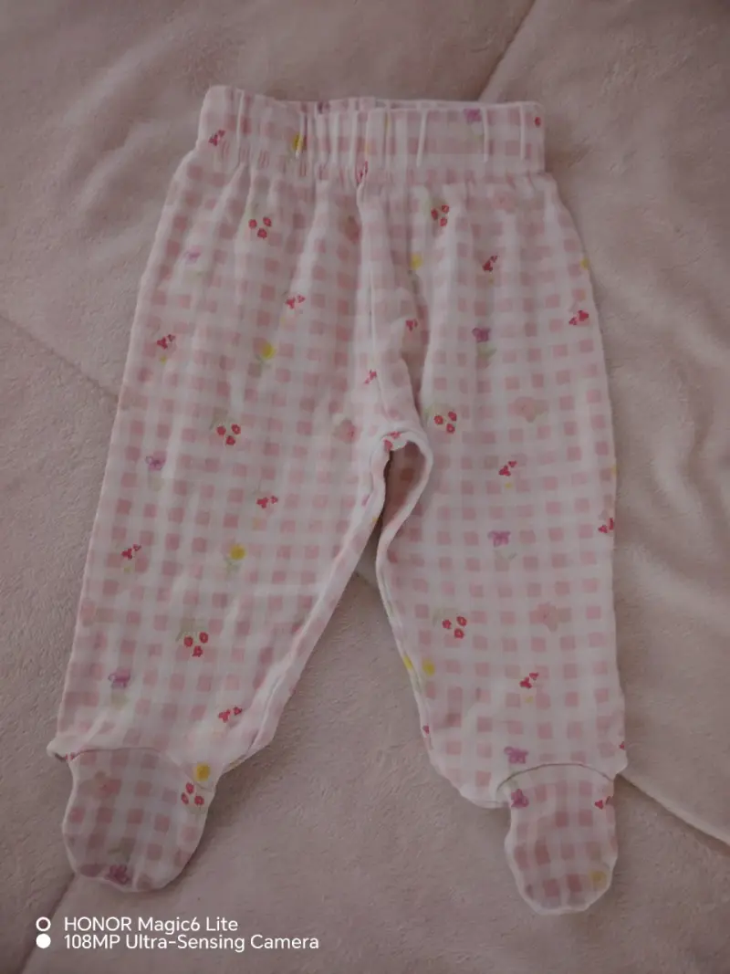Pantalón de bebé con piecitos estampado - 1