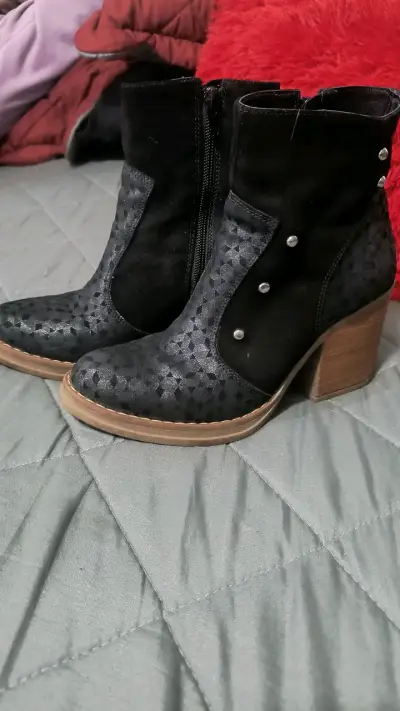 Botines de cuero negro con tacón alto - miniatura 1