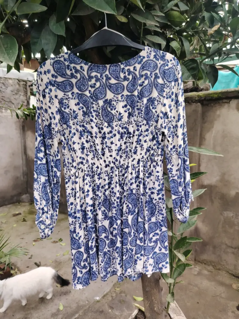 Blusa polera estampado floral azul y blanco - 1