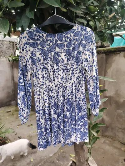 Blusa polera estampado floral azul y blanco - miniatura 1