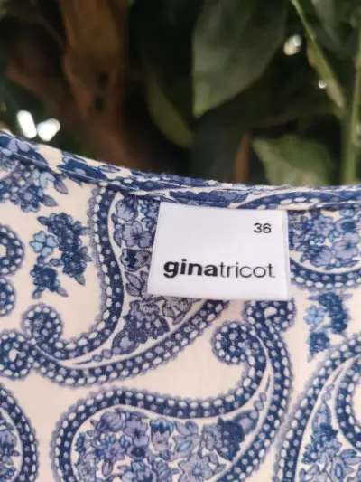 Blusa polera estampado floral azul y blanco - miniatura 2