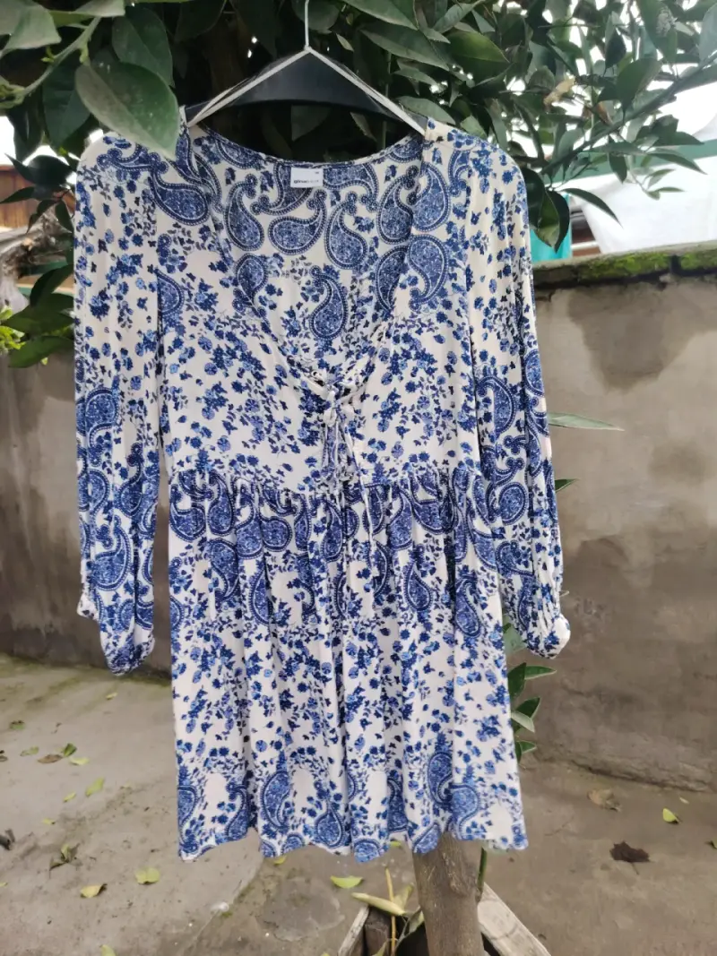 Blusa polera estampado floral azul y blanco - 3