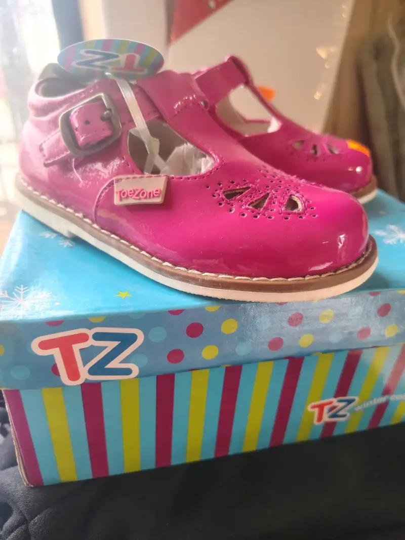 Zapatos rosados para niña ToeZone número 24 y 25