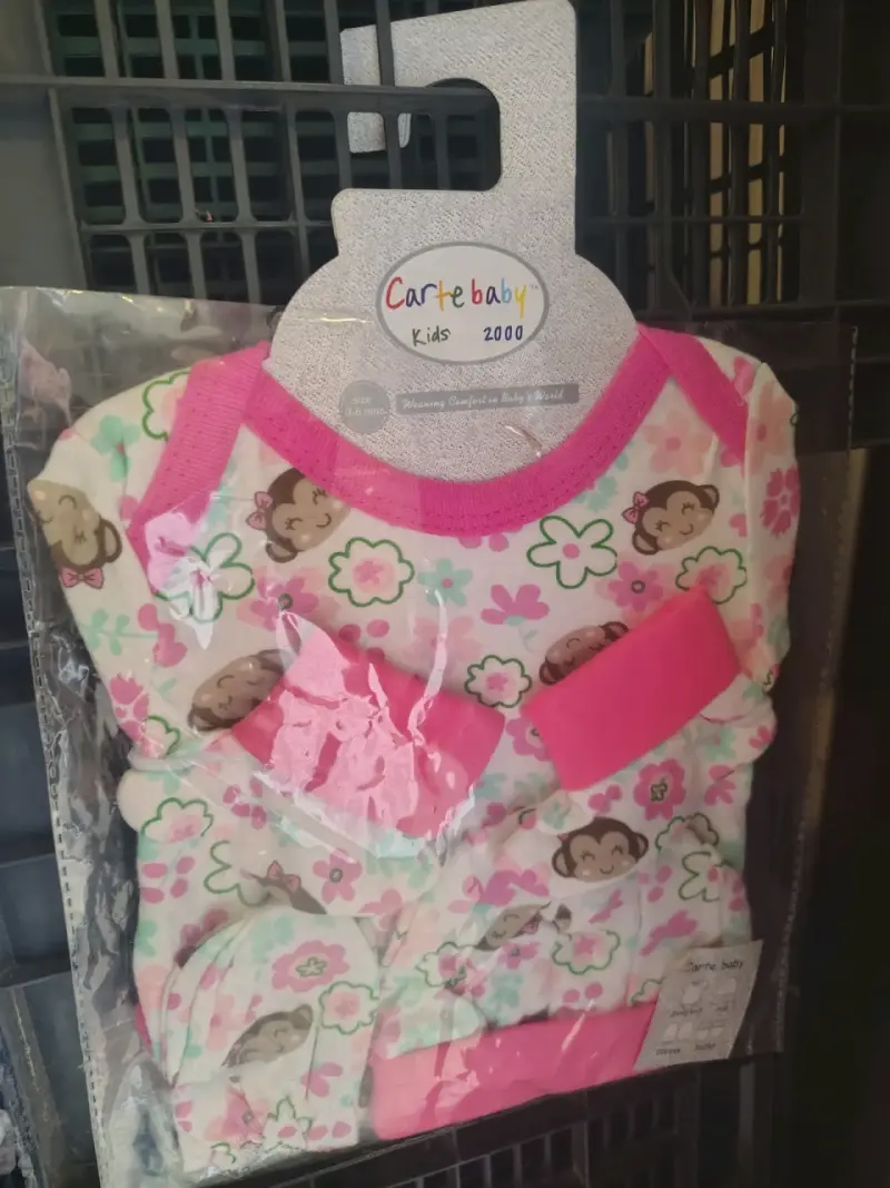 Conjunto de ropa para bebé con diseño de monos y flores