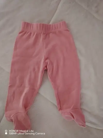 Pantalón de bebé rosado con piecitos - miniatura 1