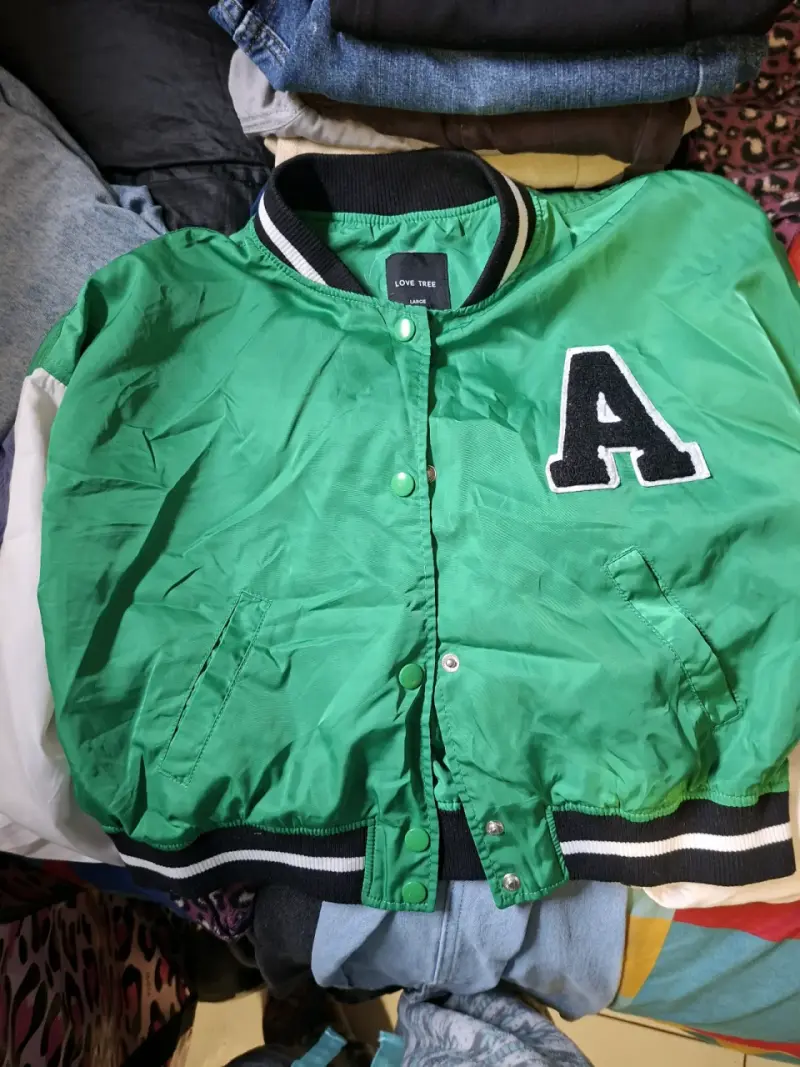 Chaqueta bomber verde Love Tree con letra A