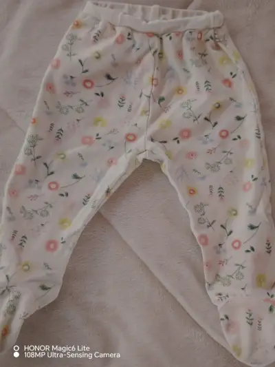 Pantalones de bebé con estampado floral - miniatura 1