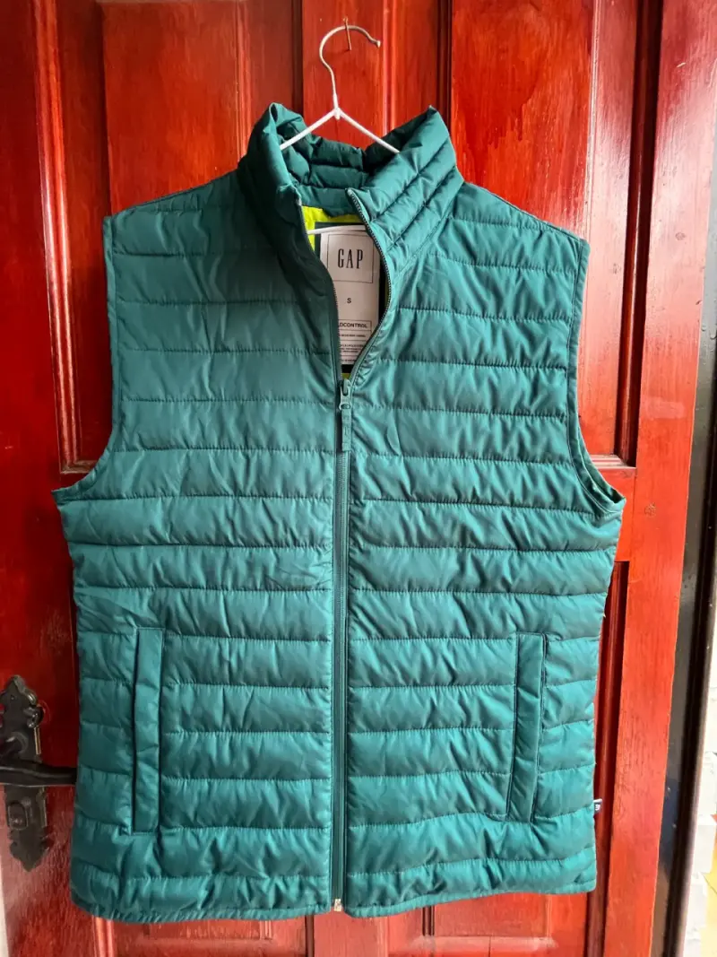 CHAQUETA SIN MANGAS GAP DELGADA