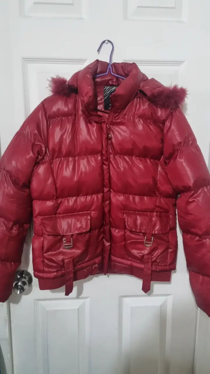 Chaqueta acolchada roja/ capucha de piel sintéti - 1