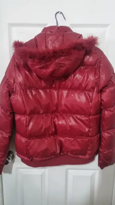 Chaqueta acolchada roja/ capucha de piel sintéti - miniatura 2