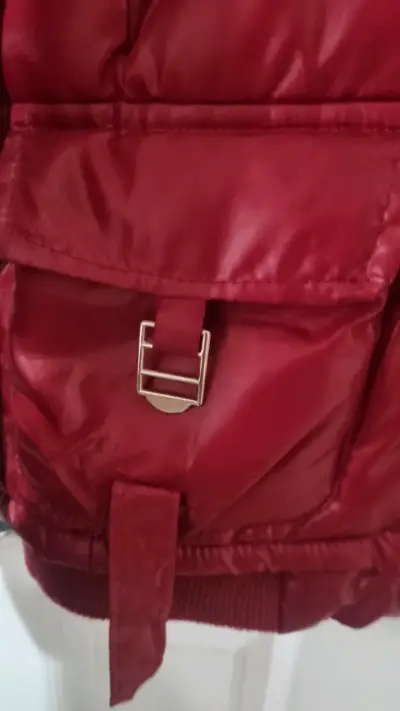 Chaqueta acolchada roja/ capucha de piel sintéti - miniatura 4