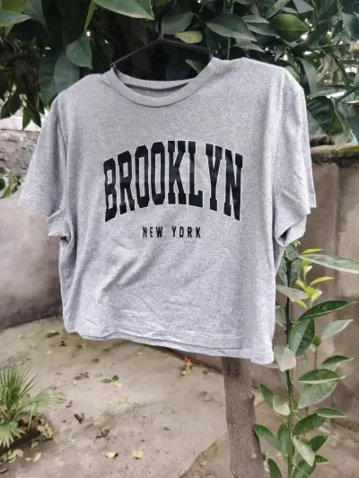 Polera crop gris con estampado Brooklyn - miniatura 1