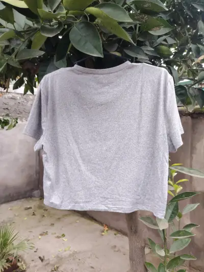 Polera crop gris con estampado Brooklyn - miniatura 2