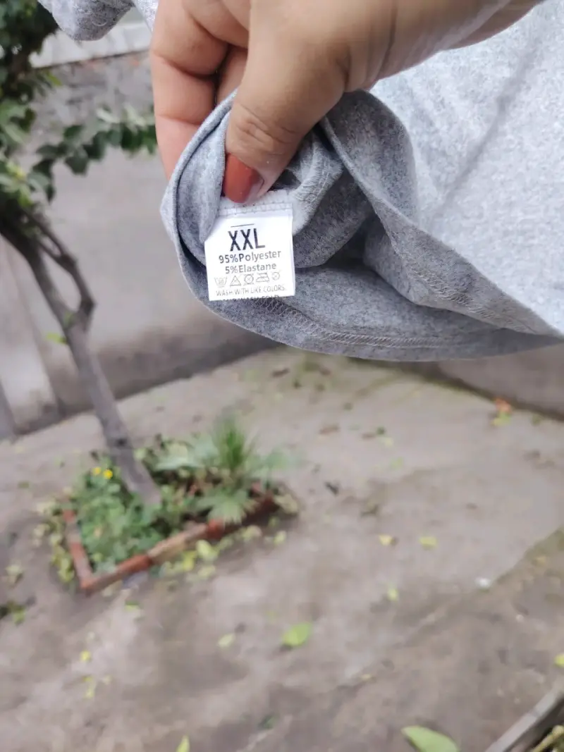 Polera crop gris con estampado Brooklyn - 3