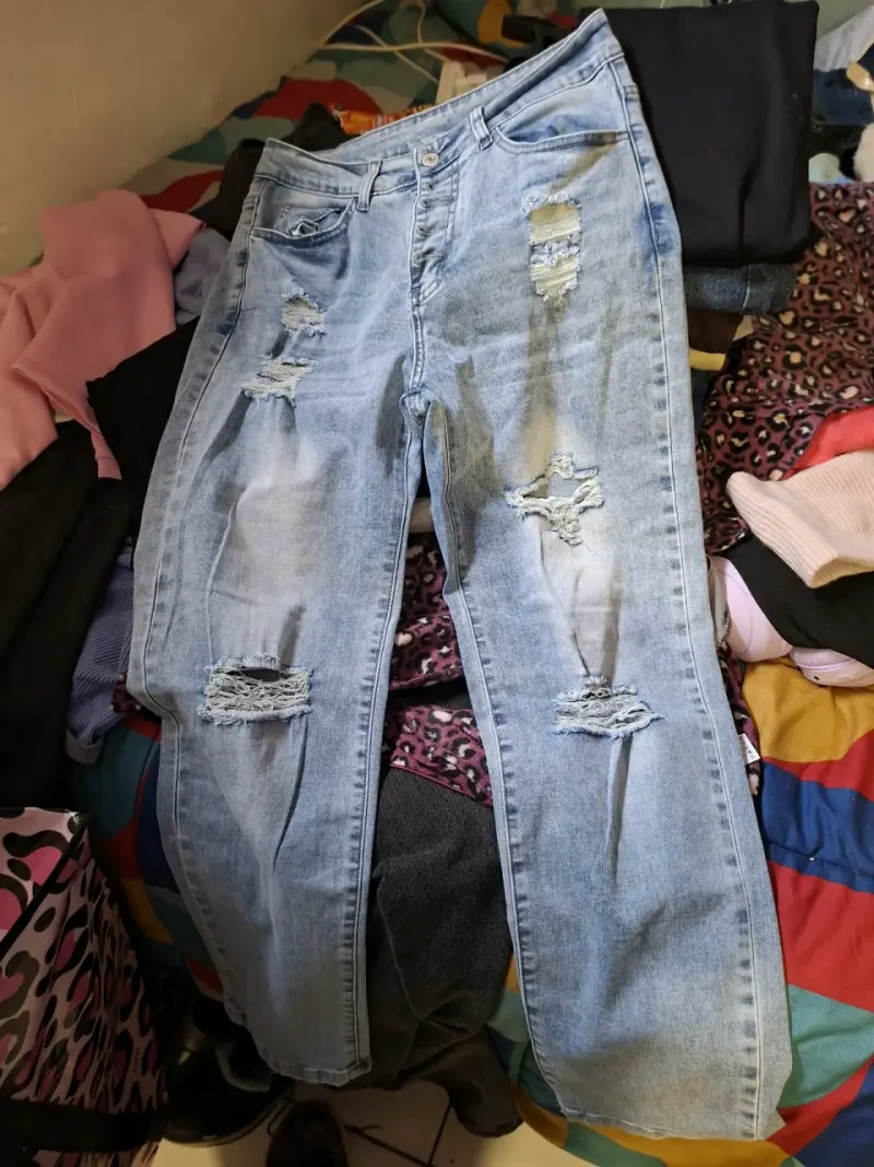 Jeans desgastados de mezclilla azul claro