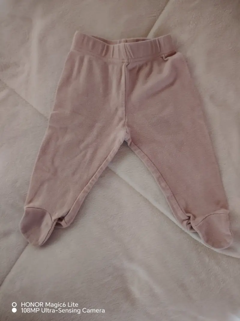 Pantalón de bebé rosado con piecitos - 1