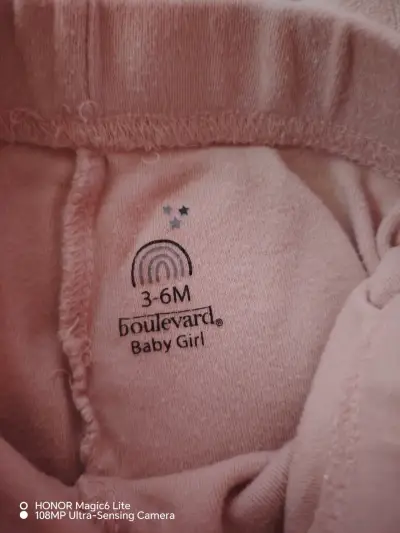Pantalón de bebé rosado con piecitos - miniatura 2