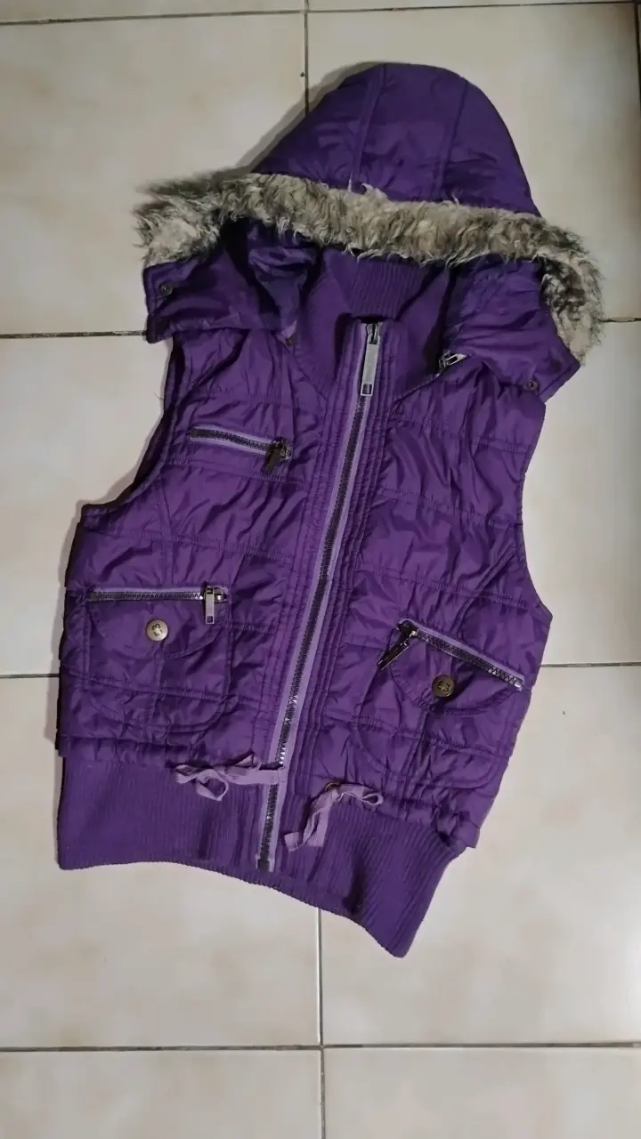 Chaleco sin mangas morado con capucha