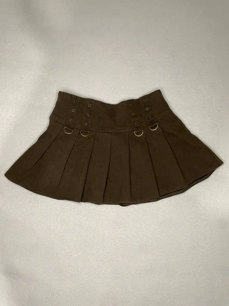 Falda corta marrón con pliegues estilo casual